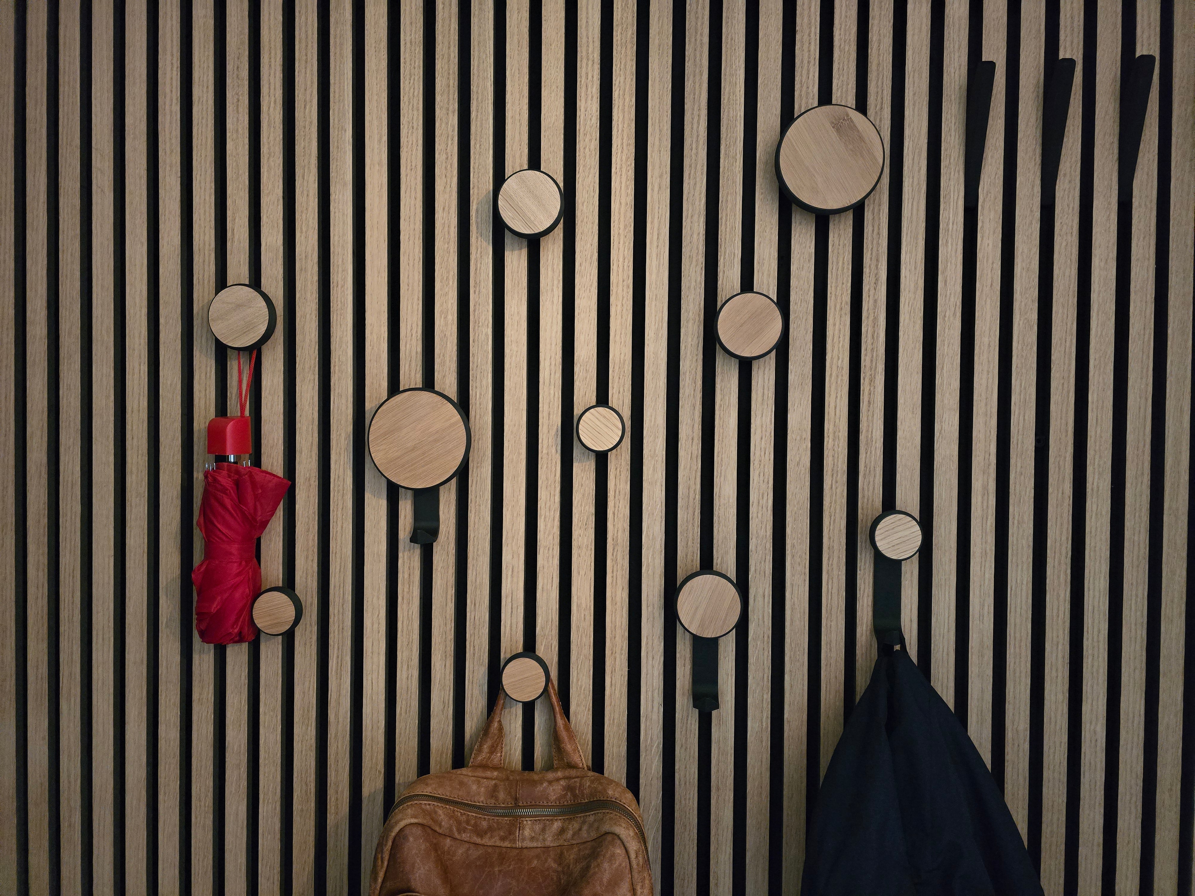 Ronde kapstokhaak/hanger eiken fineer voor akoestische panelen - Installatietype: Muurclip