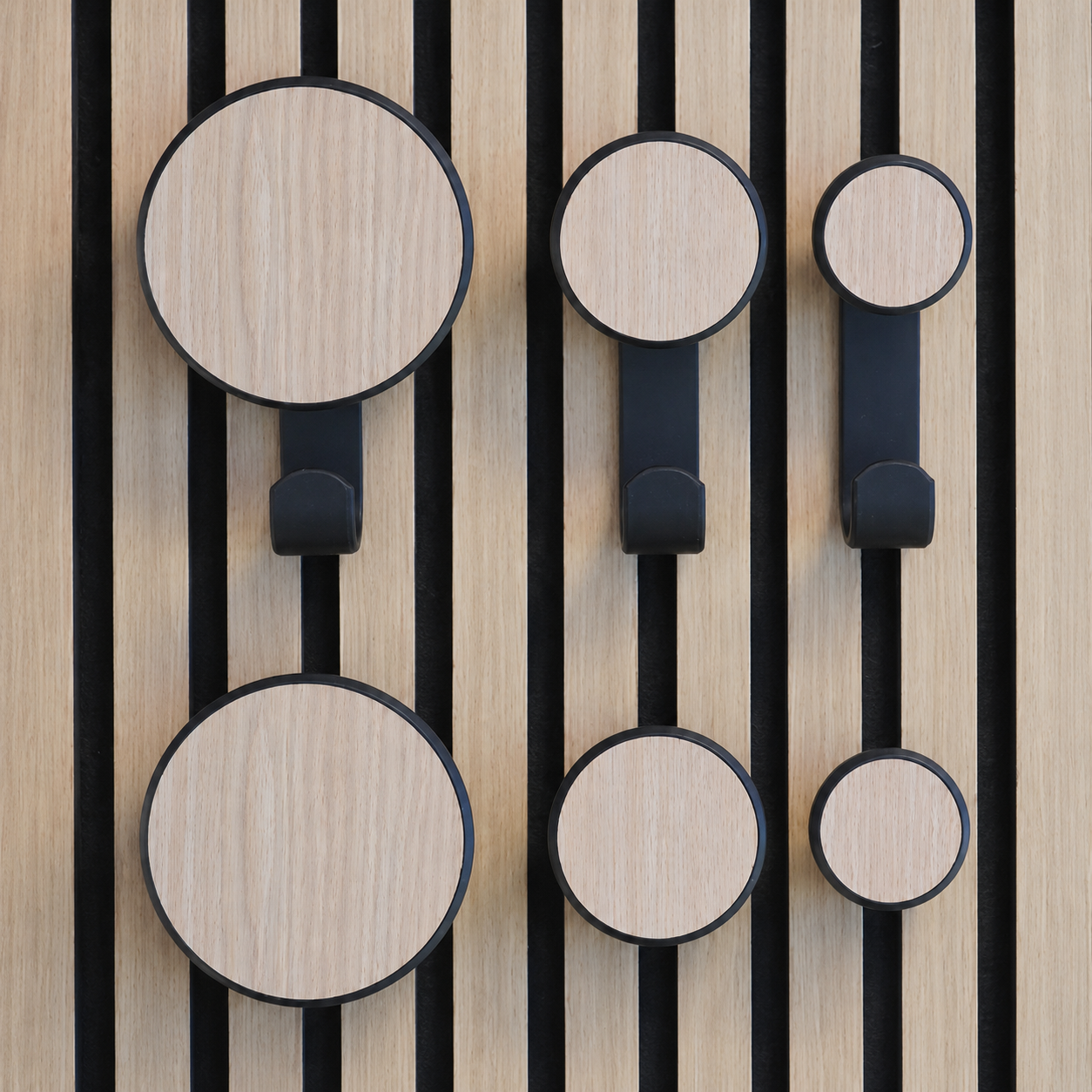Ronde kapstokhaak/hanger eiken fineer - Installatie: Muurclip