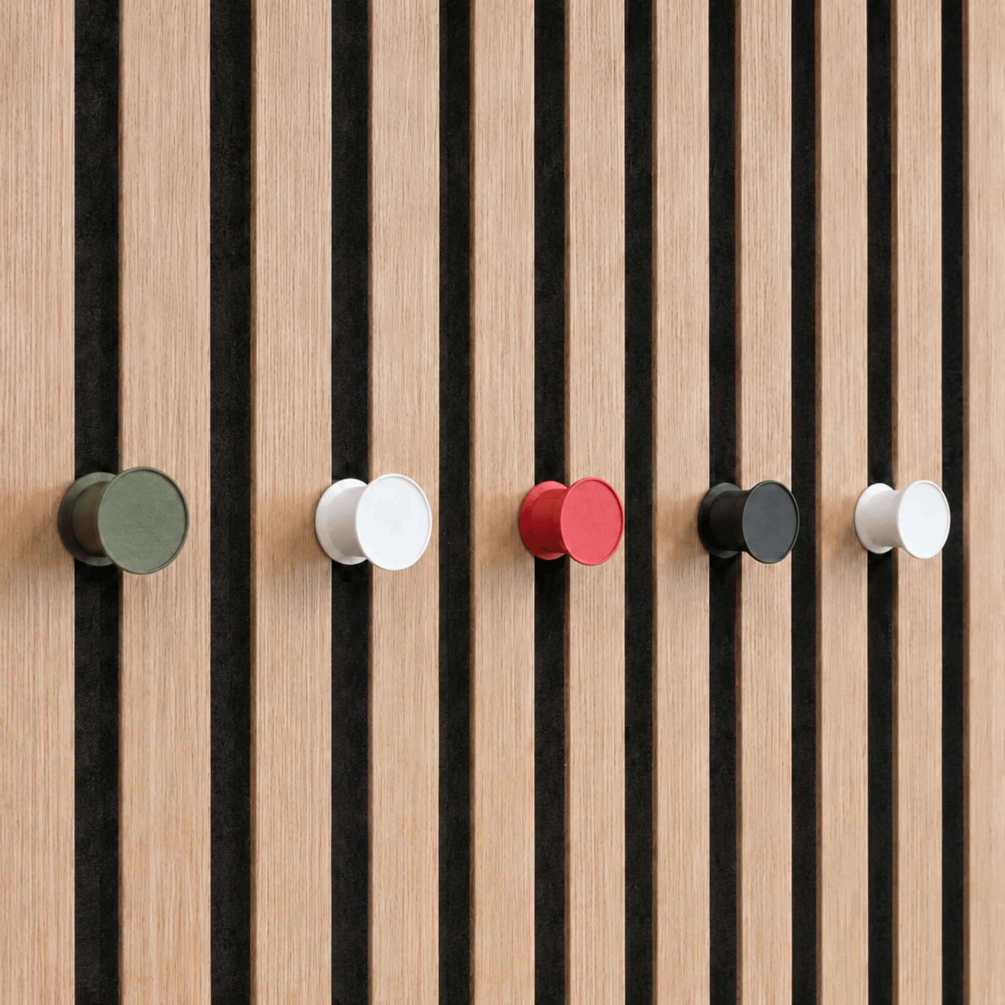 Crochet bouton – Installation : clip mural